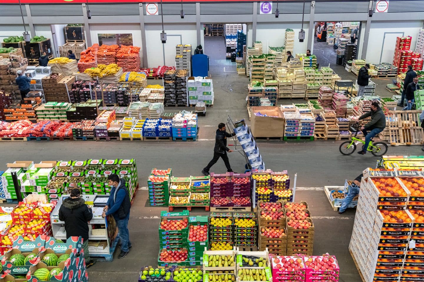 Marchandise de fruits et légumes dans le pavillon fruit et légume du Marché de Rungis