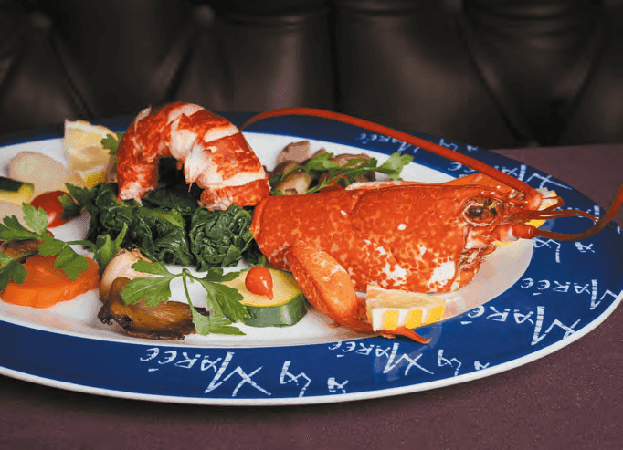 Plat de gambas avec des légumes servi au restaurant A la Marée au Marché de Rungis