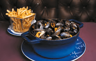 Plat Moules frites servi au restaurant A la Marée au Marché de Rungis