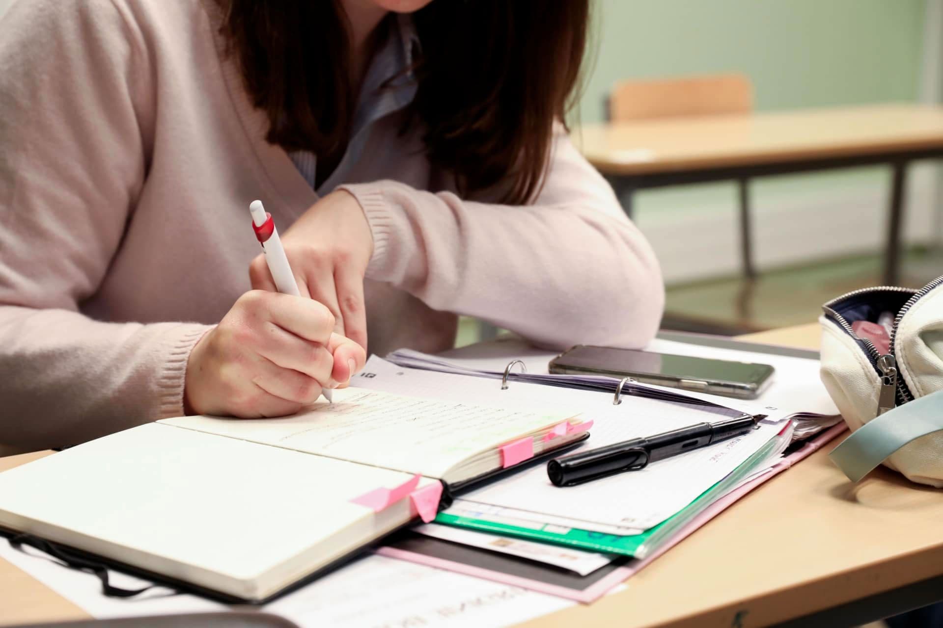 Etudiante qui écrit dans son carnet