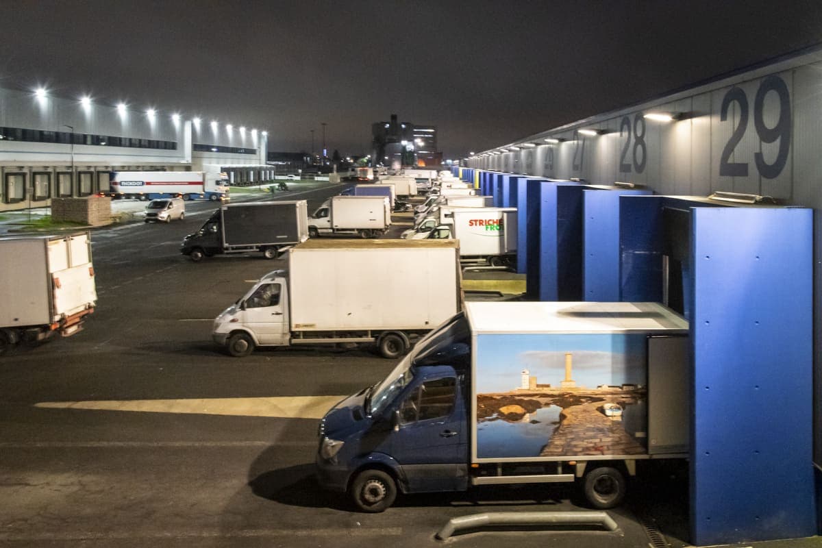 Camions de marchandises stationnés devant les entrepôts du Marché de Rungis