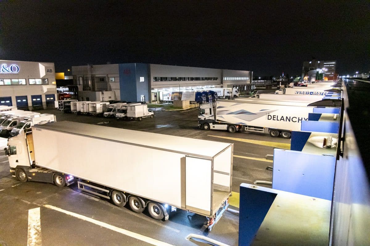 Camions stationnés devant les entrepôts attendant de recevoir la marchandise au Marché de Rungis