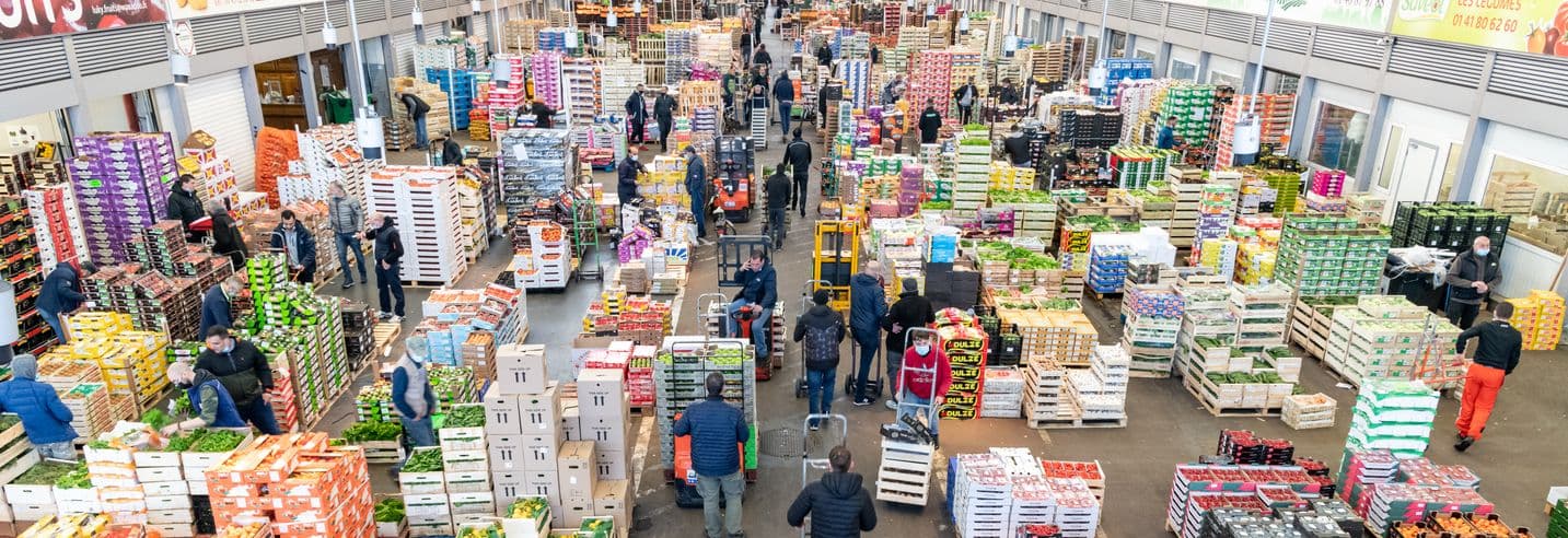Intérieur du pavillon des Fruits et Légumes du Marché de Rungis