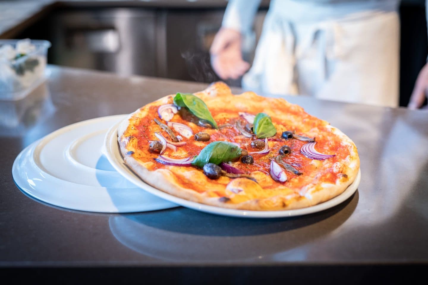 Pizza sur le comptoir du restaurant Dai Cugini du Marché de Rungis