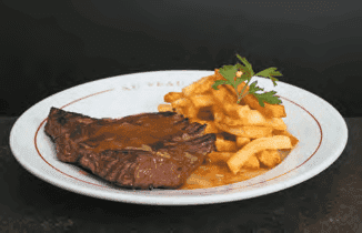 Plat Onglet de boeuf avec des frites servi au restaurant Au Veau qui Tête au Marché de Rungis