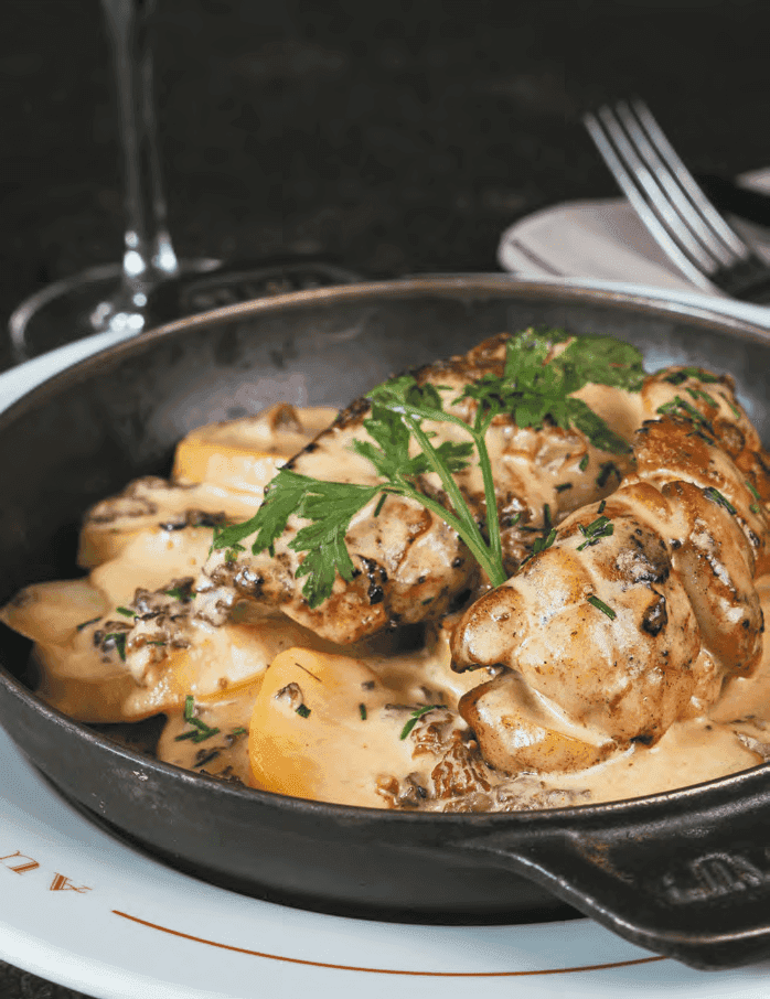 Plat Ris de veau avec des pommes de terre servi au restaurant Au Veau qui Tête au Marché de Rungis