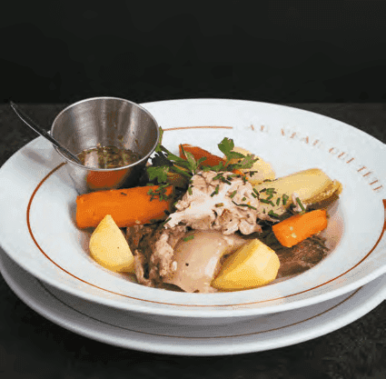 Tête de veau avec des légumes servi au restaurant Au Veau qui Tête au Marché de Rungis