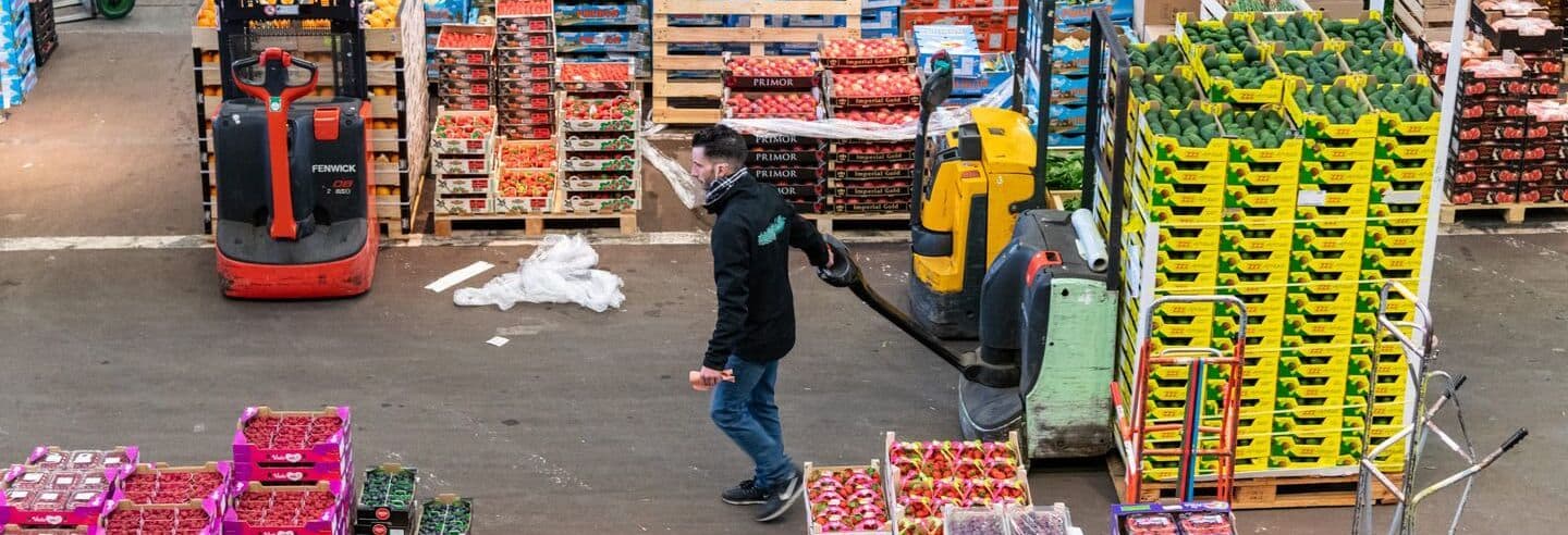 Grossiste qui déplace sa marchandise sur un tire palette du Marché de Rungis