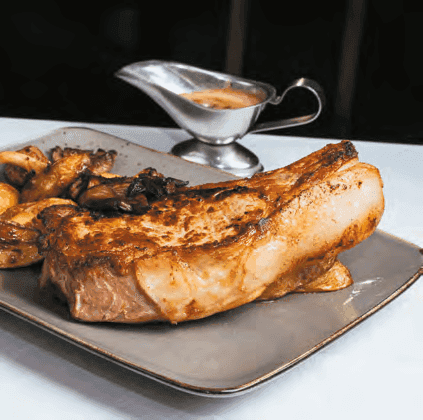 Cote de veau avec sauce servi au restaurant L'Etoile au Marché de Rungis