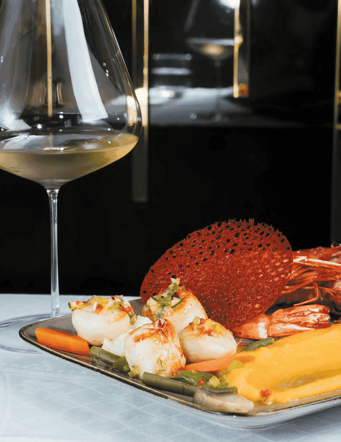 Noix de Saint Jacques avec verre de vin servi au restaurant L'Etoile au Marché de Rungis