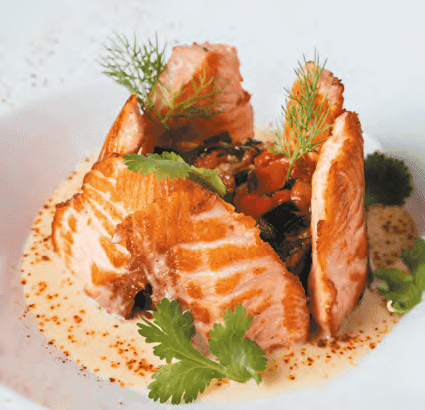 Escalope au saumon avec légumes servi au restaurant Le Rond Point au Marché de Rungis
