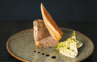 Terrine de canard avec salade service au restaurant Le Rond-Point au Marché de Rungis