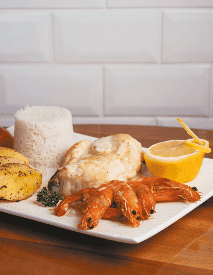 Cabillaud servi avec du riz et des gambas au restaurant Le Saint-Maurice du Marché de Rungis