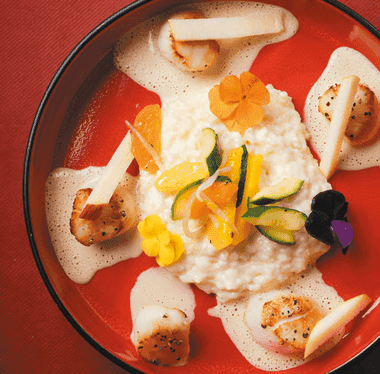 Noix de Saint Jacques décoré avec des fleurs servi au restaurant les Vendanges au Marché de Rungis