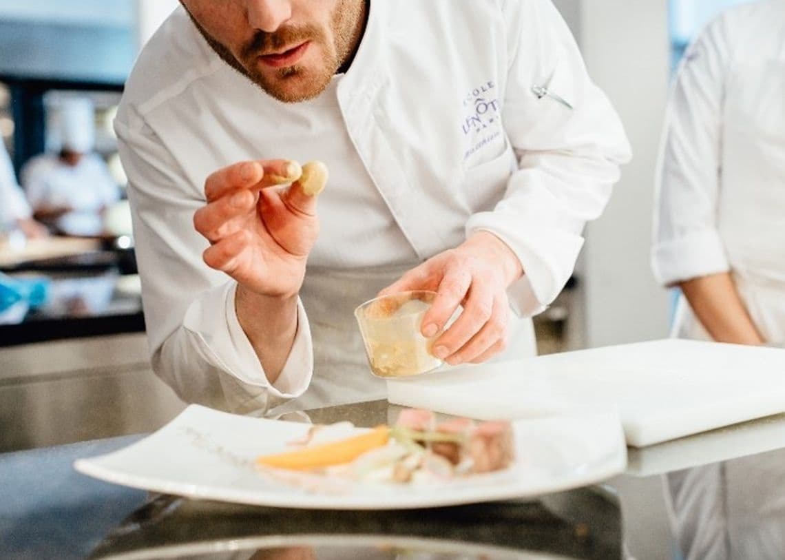 Chef cuisinier qui décore son assiette