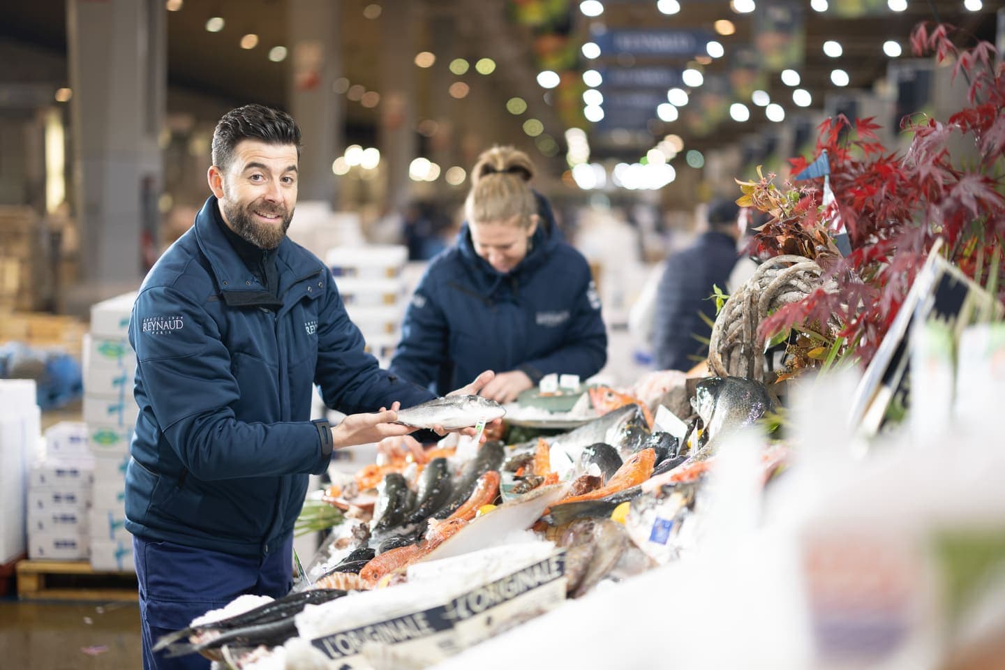 Opérateur du secteur de la marée qui présente ses poissons